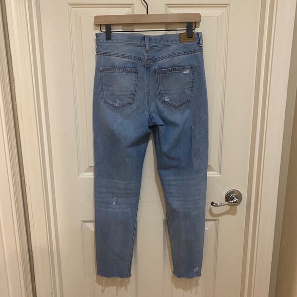 American Eagle High Rise Distressed Mom Jean Medium Wash Size 4?‎ - Picture 2 of 7